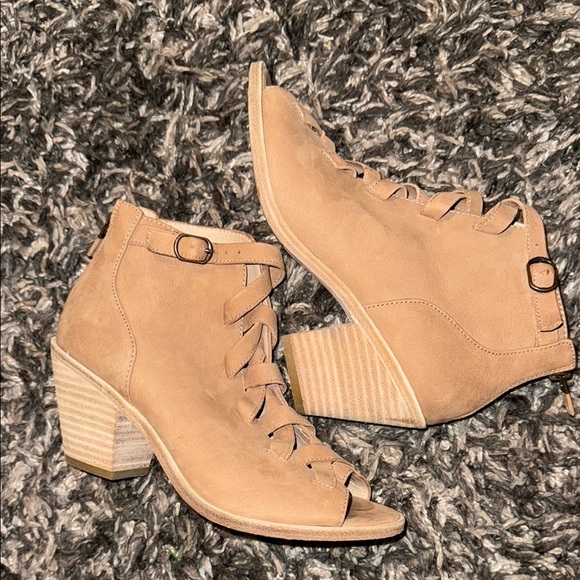 Eileen Fisher Tan Suede Sandals with Peep-Toe Design - Picture 3 of 11